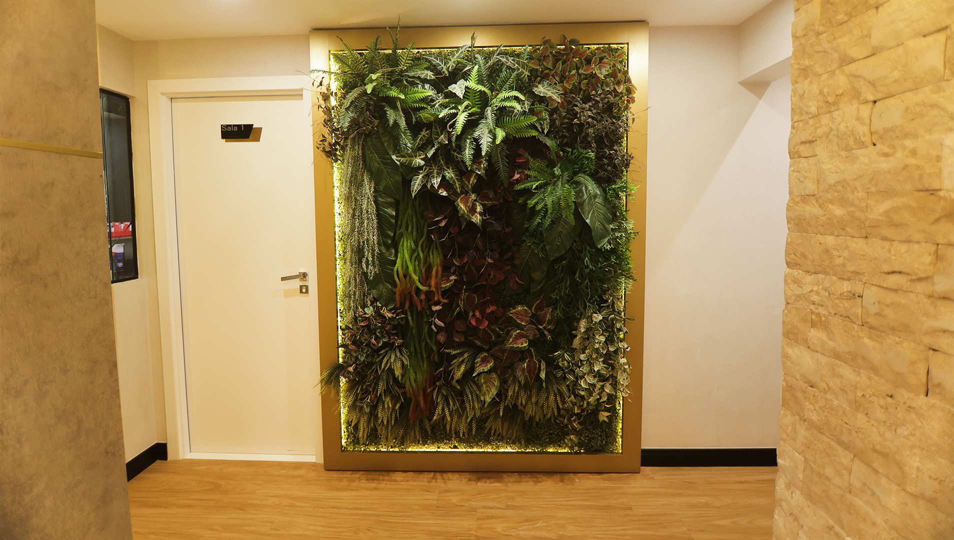 Ambiente interno da clínica Comesanha Odontologia com jardim vertical